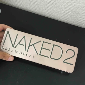  - Säljer min Naked 2 ögonskugg pallet från Urban Decay, jättefina färger men tyvärr den kmr ej till användning :(  Frakt tillkommer , priset kan diskuteras tror jag 