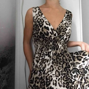  - Långklänning med leopardmönster. Köpt i våras och använd en gång! 