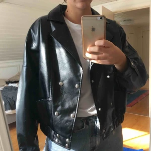  - Helt ny dubbelknäppt jacka från Shein. Aldrig använt. Skinnimitation/lack.  Skriv för fler bilder!