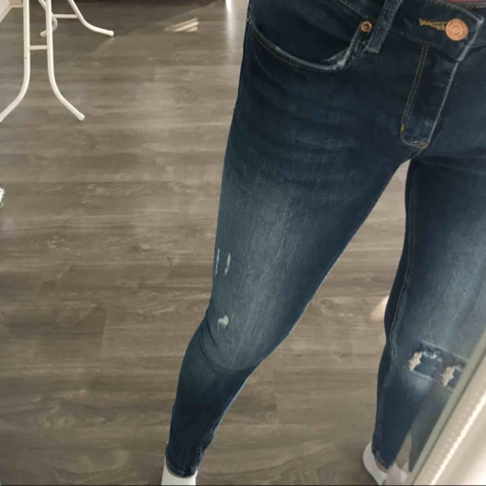 Byxor från Gina tricot, använt några gånger, inget fel på de💕finns också en kedja längst ner på byxorna . Jeans & Byxor.