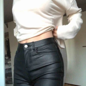  - Midjehöga läderbrallor🖤 använda några gånger, strl XS.