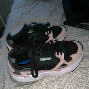  - Säljer pga ingen användning  Felfritt - smutsig på sulan - använda ungefär 5 gånger