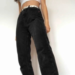  - PAXAD FÖR TILLFÄLLET! Kolla gärna andra annonser mke sänkta priser!Skitsnygga momjeans som är ett måste i garderoben!  Säljer pga att de är för stora för mig i midjan då jag numera bär xs. 