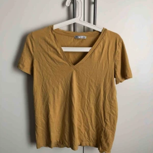  - Senapsgul t-shirt från Zara. Köparen står för frakt. 