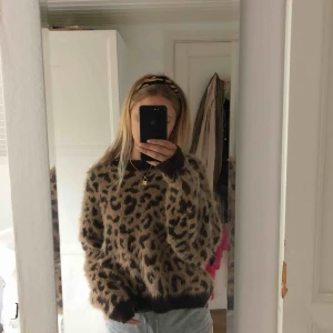  - En mysig leopard tröja ifrån hm, säljer för att den inte kom till lika mycket användning som jag trodde💕💕