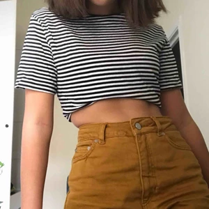  - T-shirt använd två gånger, tänkte att man kunde kroppa den genom att göra en knut eller ha den som den är. 