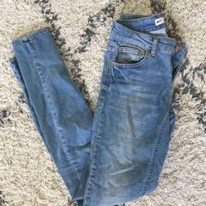 Jeans från Gina Tricot i ljus tvätt. I gott men använt skick! Skinny fit modell. 