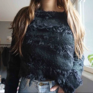  - svart fluffig sweater i storlek S från Saint Tropez. 120 kr inklusive frakt! 