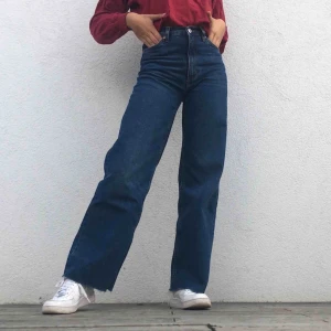  - Vida mörkblåa jeans från Monki i modellen Yoko! Skitsnygga men tyvärr för små för mig:( Har klippt upp dem i benen lite, är själv 160cm och passar mig perfekt i längden!💞💖