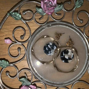  - Oanvända örhängen från H&M superfint skick! Frakt ingår💕✨