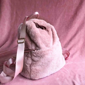  - Säljer min sötaste väska då den inte blir använd tillräckligt.  Frakt tillkommer 💕