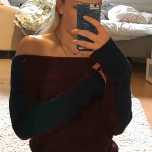  - Off-shoulder tröja från en av Linn Ahlborgs kollektioner för na-kd. Tröjan har aldrig används och är i nyskick, alla lapparna är kvar! Väldigt stretchig så passar även en small. Hämtas upp i Stockholm eller fraktas emot en fraktkostnad. 