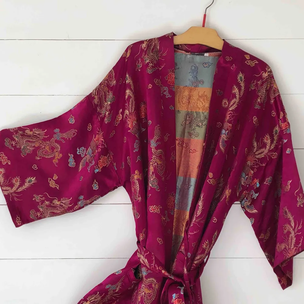 Otroligt fint ceriserosa kimono i ett lent glansigt material (står inte vad men ser ut som siden) med japanskt mönster med drakar. Skriv om bättre bilder önskas💕frakt: 63kr, möts annars gärna upp i stockholm. Jackor.