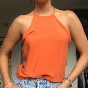  - Jättesöt orange knyttopp 🌾, på bilden är tröjan lite instoppad i byxan 