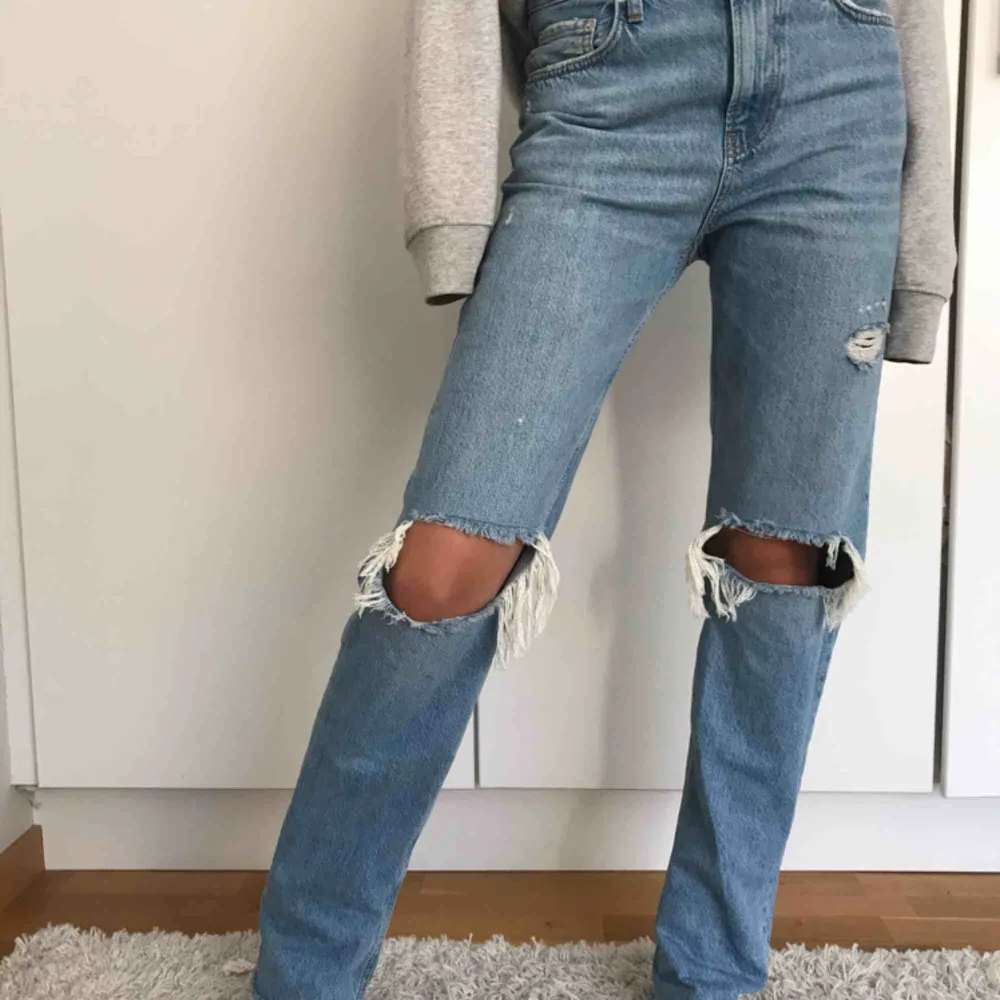 Supertrendiga och efterfrågade jeans från Zara! Dom är lite ljusare i verkligheten än på första bilden. Relativt nya men använda ett par gånger men dom har inga slitningar eller fläckar, alltså bra skick. Säljer pga fel storlek. Slutsålda på hemsidan😊. Jeans & Byxor.