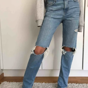  - Supertrendiga och efterfrågade jeans från Zara! Dom är lite ljusare i verkligheten än på första bilden. Relativt nya men använda ett par gånger men dom har inga slitningar eller fläckar, alltså bra skick. Säljer pga fel storlek. Slutsålda på hemsidan😊