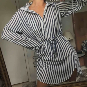 - Skjortklänning med band i midjan (kan sitta både loose & tight). Köpt förra sommaren från zaful & använd 2 gånger. Bild nr 3 visar hur ärmarna justeras. Orginalpris: 300kr 