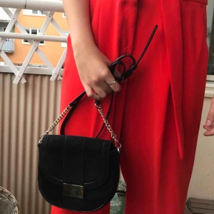  - Använd ett par fåtal gånger, fräsch på insidan! Några repor på guldbrickan på framsidan! Dustbag ingår