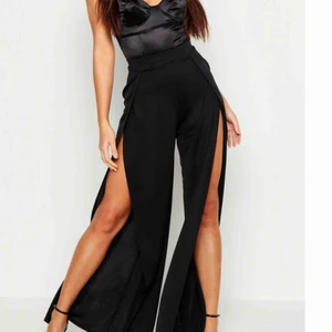  - Supersnygga Split Wide Leg Trouser från BOOHOO. Aldrig använda, prislappen sitter kvar. Nypris: 265:-  Frakt ingår!