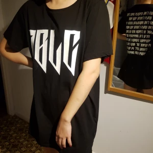  - T-shirt klänning från lager157 med tryck på fram och baksida. Aldrig använd. Frakt ingår i priset🎉