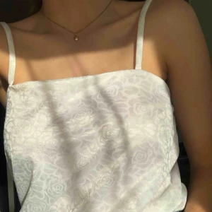  - Vitt linne i silke/satin-imiterat material. Vintage, fint skick! Köparen står för frakt 40kr