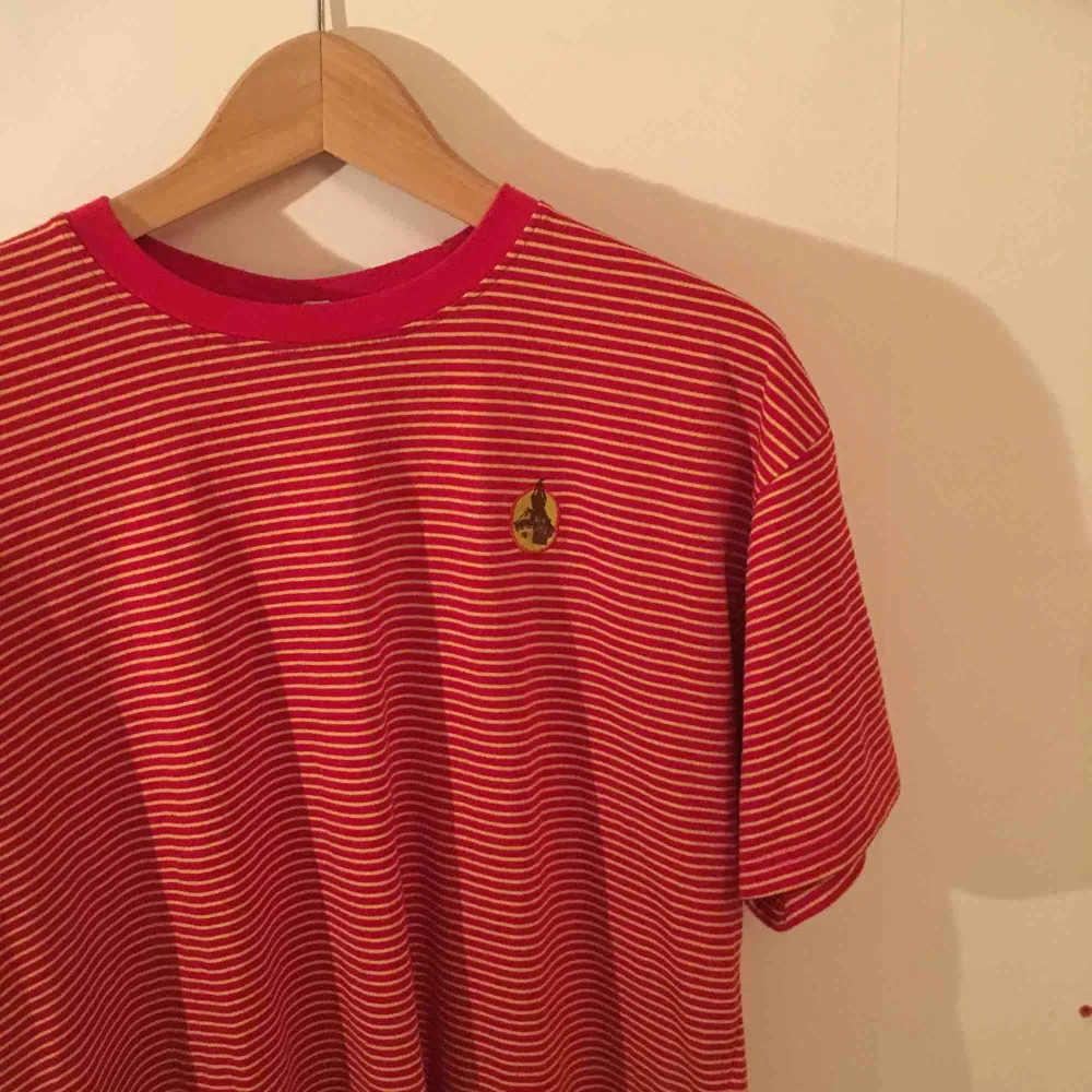 Röd o gul randig t-shirt. Det står att den e storlek XXL men den passar som L. Skönt material och i fint skick. Frakt ingår ej, kan mötas upp i sthlm. T-shirts.