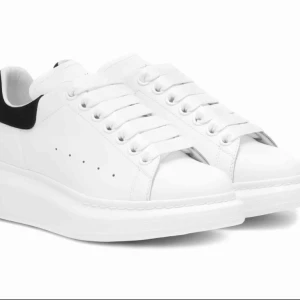  - Äkta Alexander McQueen från Mytheresa.com Använda ca 5 ggr Nyskick  Säljes pga en strl för stora   Skickas mot frakt avgift Finns centralt i Sthlm (Stureplan) vid avhämtning  