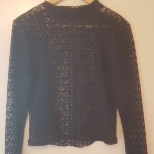  - Genomskinlig mörkblå blus från Zara, väldigt fin! 