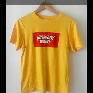 Snygg gul t-shirt från WeSC.  Aldrig använd!  Finns att hämta i Hammarbyhöjden eller skickas mot betalning.