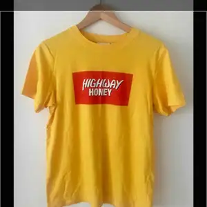 Snygg gul t-shirt från WeSC.  Aldrig använd!  Finns att hämta i Hammarbyhöjden eller skickas mot betalning.