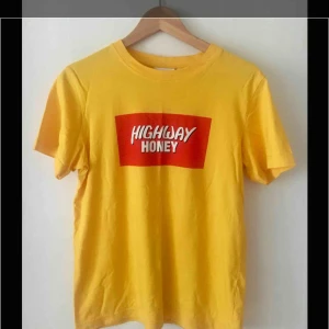  - Snygg gul t-shirt från WeSC.  Aldrig använd!  Finns att hämta i Hammarbyhöjden eller skickas mot betalning.