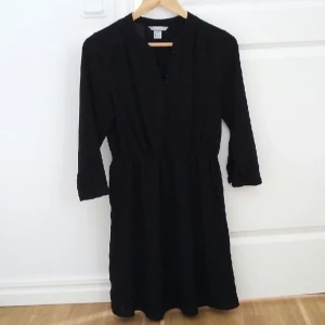  - Svart enkel klänning från HM. Knäppning upptill, använd ett fåtal gånger. 
