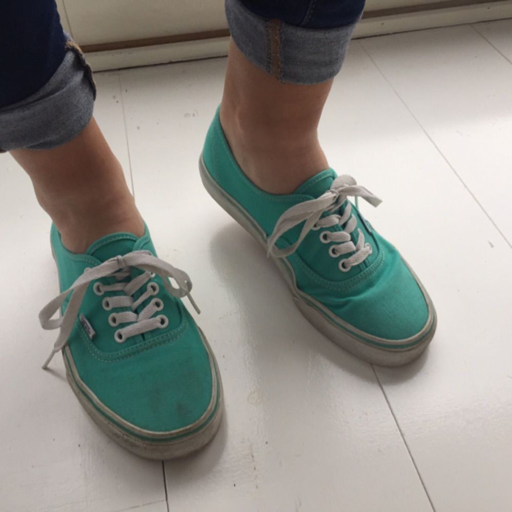 Fina skor från Vans i en härlig grön/blå färg. Riktigt fina sommar skor❤. Skor.
