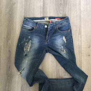  - Säljer ett par slitna jeans från Only. 