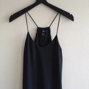  - Marinblå klänning med tight underklänning och ett löst transparent fall utanpå. Superfin men lite för tight på mig som är 36. Möts upp i Uppsala eller fraktar mot betalning ✨