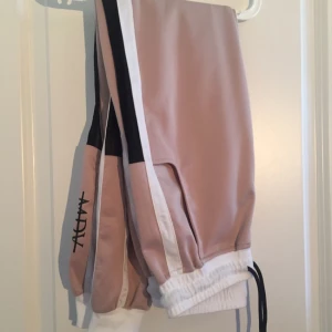  - Skitsnygga mjukisbyxor från Marnière De Voir i stö xs/s. Jättepopulära bland träningsprofiler! Meshtyg på sidan av benet.