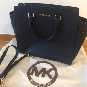  - Michael kors väska, köpt på Jackie, ord. Pris 3800kr