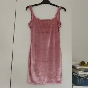 sammetsklänning i rosa. oanvänd. storlek xs. köparen står för frakt. 
