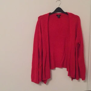  - Söt röd kofta som tyvärr ej kommer till användning. Kan mötas upp i Göteborg eller skickas, då frakt tillkommer