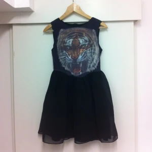 Svart klänning från modekungen, underdelen är med tyllöverdrag vilket ger fin volym.  - Svart klänning från modekungen, underdelen är med tyllöverdrag vilket ger fin volym. 