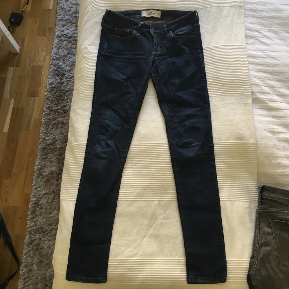 Hollister jeans. Använda få gånger! STORLEK; W:26 L:31 Säljer pågrund av för små!❤. Jeans & Byxor.