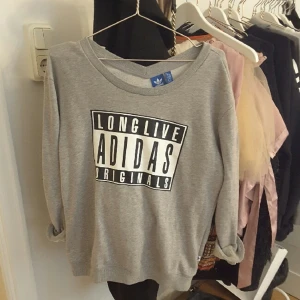  - Adidas tjocktröja med unik skärning i hals