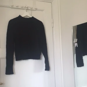  - Säljer en svart ull tröja i storlek L! Jag är storlek S och har den lite oversize! Super snygg🎀