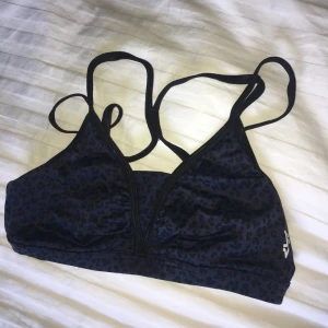  - Cool Leopard Röhnisch sport bh värd 180kr vanligt pris! Aldrig använd bara testad. Säljer för att jag köpte i fel storlek. 💜