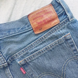  - Riktigt snygga Levi's 501 jeans shorts. Är i storlek 26 och ganska korta i modellen. Köparen står för eventuell frakt 🌸