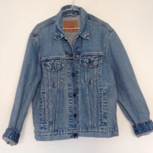  - En vintage Levis jeansjacka! Bröstfickor, sidfickor och perfekt jeansblå En liten fläck på ena bröstfickan, perfekt ställe för en pin 