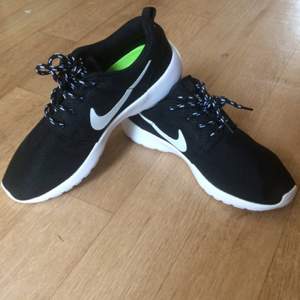Helt oanvända fläckfria svartvita splirrans Nike Roshe!! 