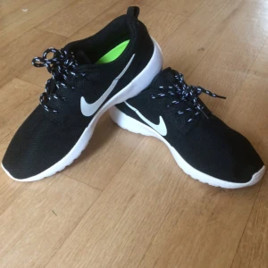  - Helt oanvända fläckfria svartvita splirrans Nike Roshe!! 