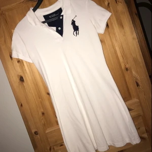  - Säljer pågrund av använder inte, använd ett fåtal gånger. En kopia av Raph lauren men ser väldigt äkta ut. Avhämtning och fraktas fungerar. 