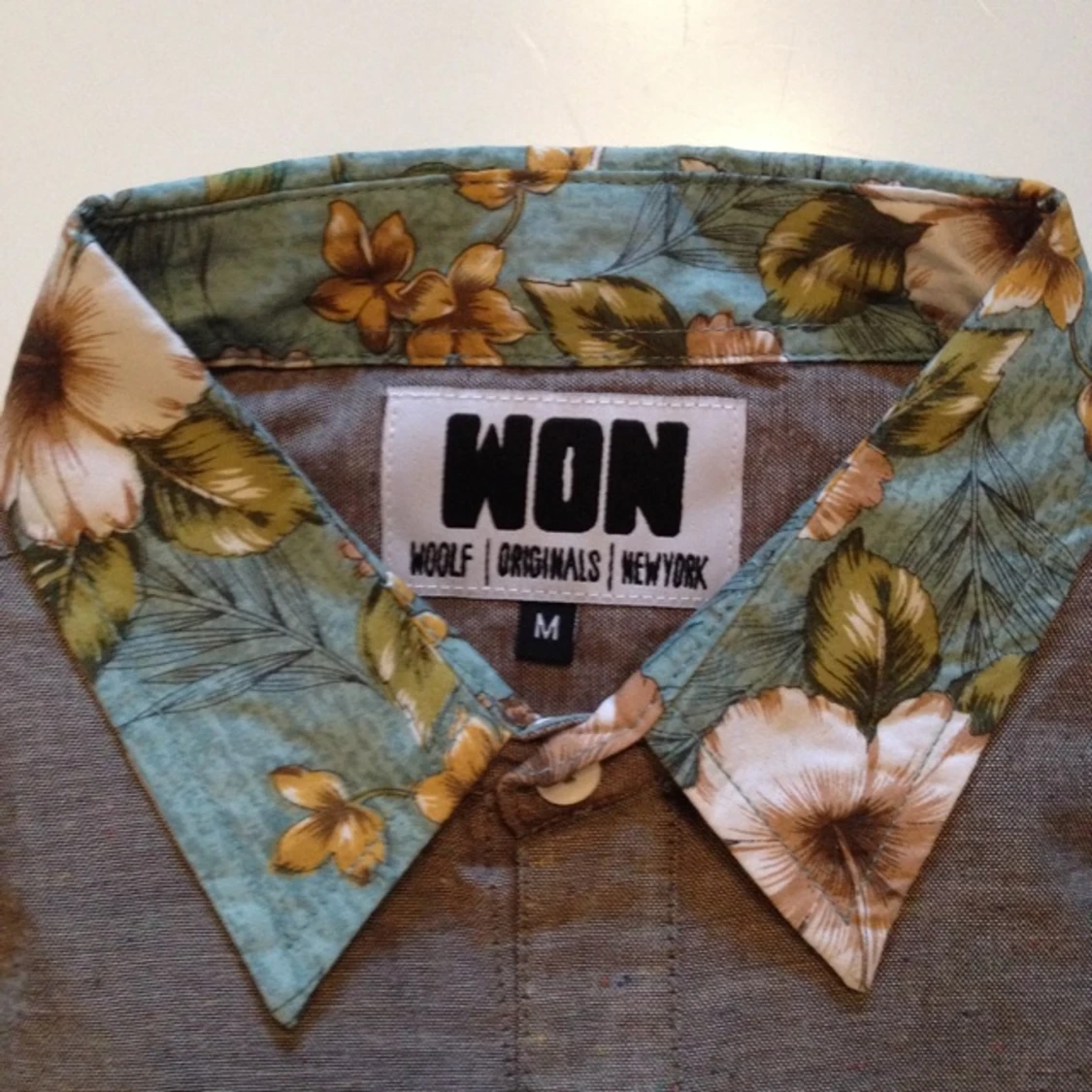 Wolf Originals New York. Blommig krage och ficka.